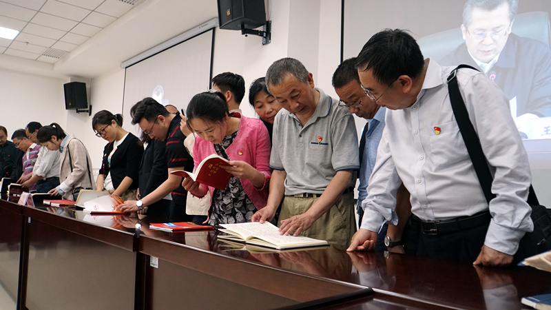 集团党委组织系统党员干部进建观摩  --十九大汇报进建笔记展览活动