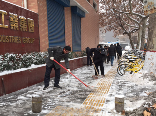 雪一向下，我们一向在：PG电子游戏集团除雪掠影